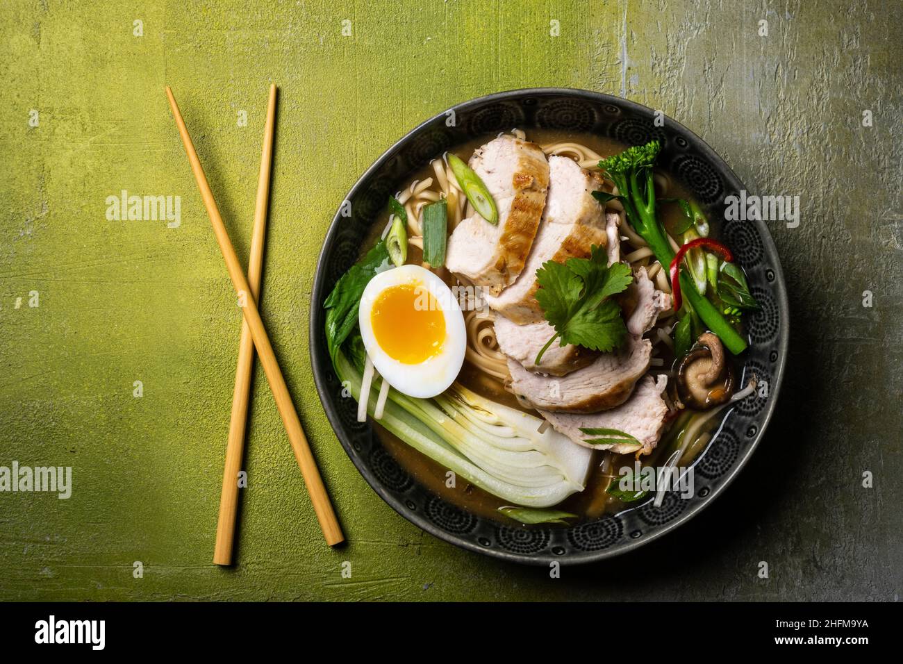 Bol de poulet au piment Ramen Banque D'Images