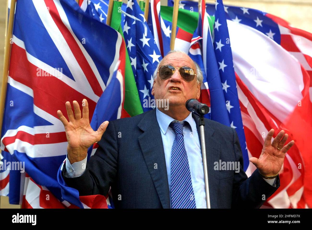 ©CRISTIANO LAUFFA/LAPRESSE 01-04-2003 ROMA POLITICA MARATONA ORATORIA CONTRO I FALSI PACIFISTI ORGANIZATA DA L'OPINIONE - GUERRA IRAQ NELLA FOTO IL VICEPRESIDENTE DELLA CAMERA DEI DEPUTATI IL FORZISISALFREDO ALFREDO BIONATE LE BANTA LE BENO Banque D'Images