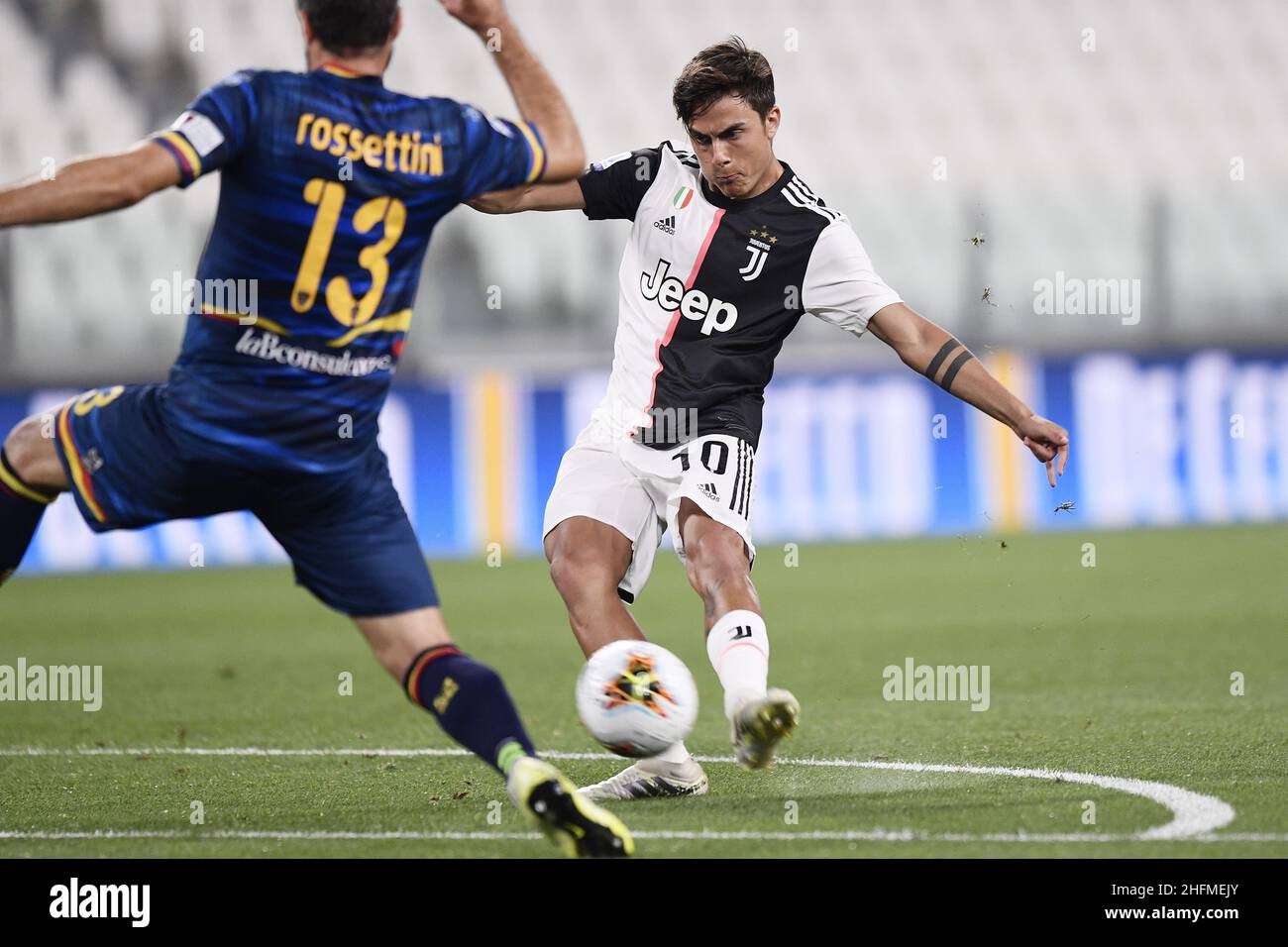 Foto Lapresse - Fabio Ferrari 26 Giugno 2020, Torino, Italia Sport Calcio Juventus FC vs Lecce - Campionato di calcio série A TIM 2019/2020 - Stade Allianz.Nella foto:Paulo Dybala (Juventus F.C.);rete 1-0 juin 26, 2020 Turin, Italie football sportif Juventus FC vs Lecce - Ligue italienne de football A TIM 2019/2020 - Stade Allianz.Dans le pic:Paulo Dybala (Juventus F.C.); ged Banque D'Images