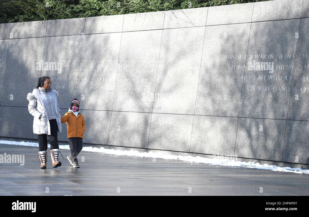 Les visiteurs se promissent devant le Martin Luther King, Jr. Memorial, après une nuit de tempête, à Washington, États-Unis, le 17 janvier 2022.REUTERS/Mike Theiler Banque D'Images