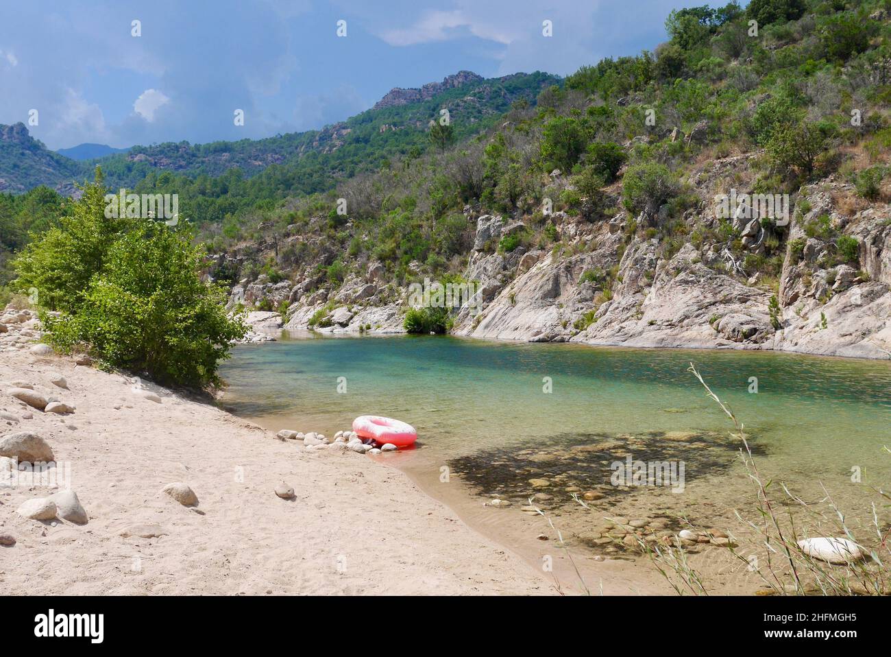 Anneau en caoutchouc rose à la rivière Solenzara avec des eaux turquoise et des plages de sable au pied des sommets de Bavella en Corse du Sud, France.Phot de haute qualité Banque D'Images