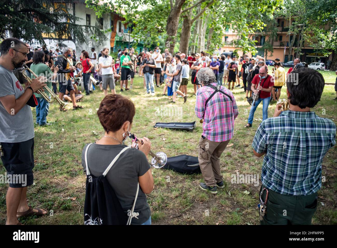 Claudio Furlan - Lapresse 11 juillet 2020 Milan (Italie) la jeunesse de la Ligue du Nord proteste contre le centre social de Torchiera, et contre-protestation des militants du centre social sur la place du Cimitero Maggiore Banque D'Images