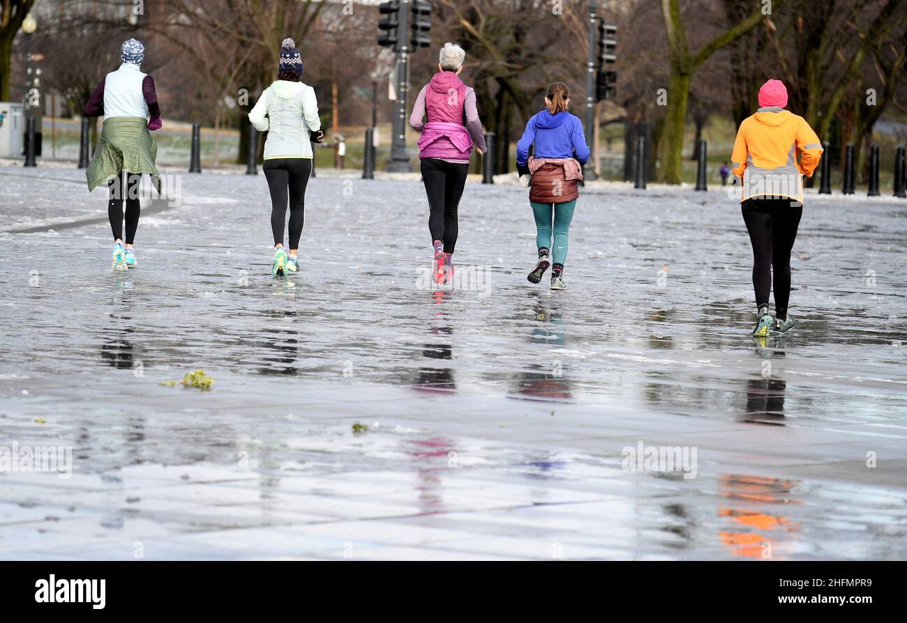 Les gens font du jogging sur la plaza du Lincoln Memorial après une nuit de tempête à Washington, États-Unis, le 17 janvier 2022.REUTERS/Mike Theiler Banque D'Images