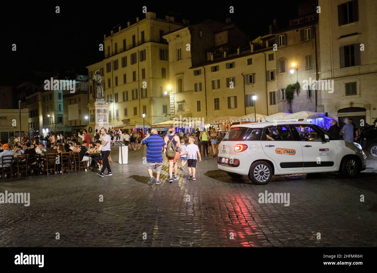 Mauro Scrobogna /Lapresse 11 juillet 2020 et#xA0; Rome, Italie Actualités Movida dans la photo: La vie nocturne sur la Piazza Farnese Banque D'Images