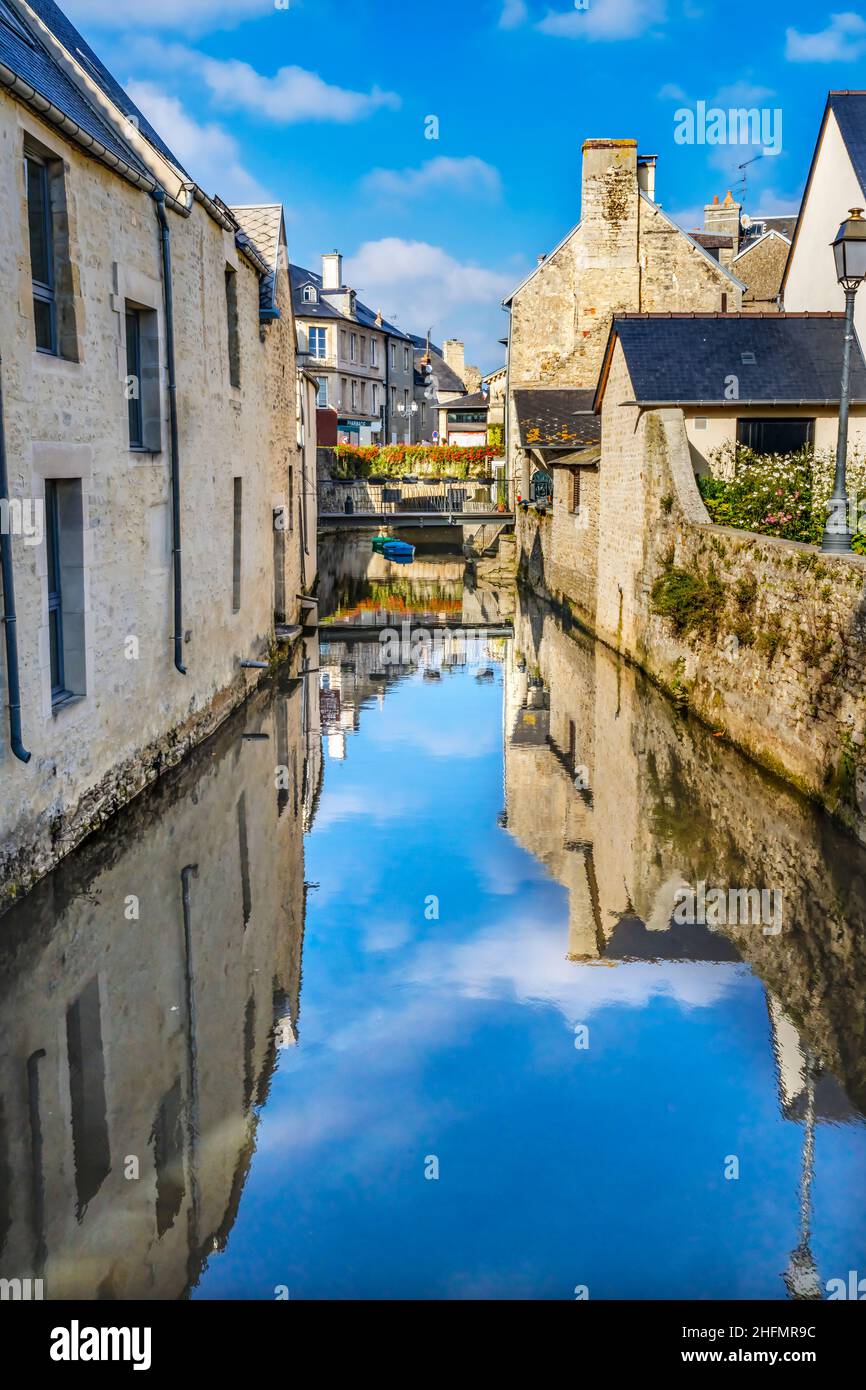 Vieux bâtiments colorés Aure River Reflection Bayeux Centre Normandie France.Bayeux fondée 1st siècle avant Jésus-Christ Banque D'Images