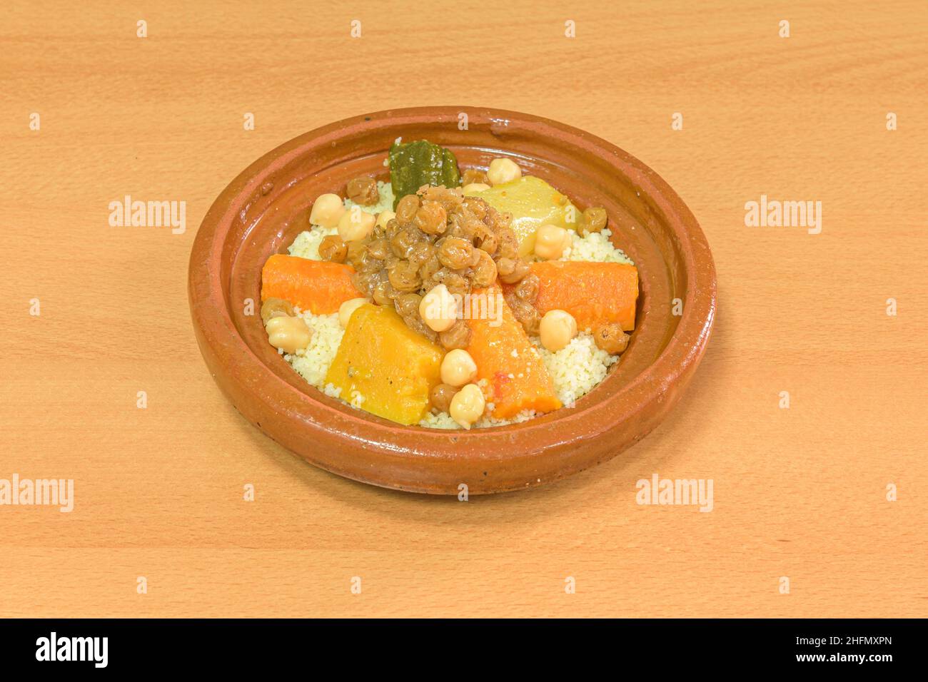 Le couscous est un aliment composé de grains de semoule de blé dur de taille moyenne d'un millimètre de diamètre Banque D'Images