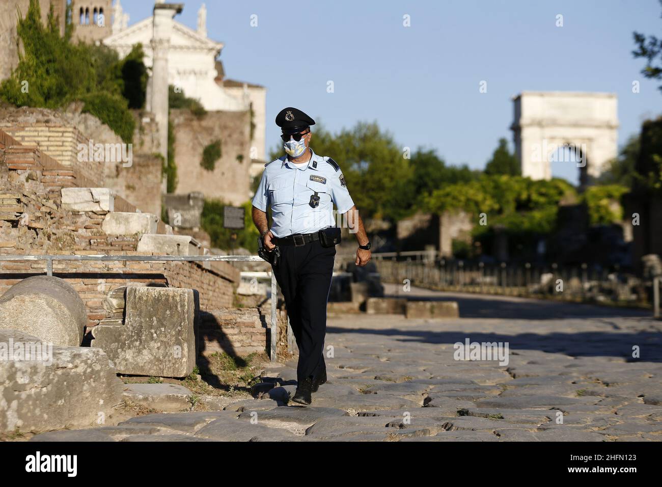 Cecilia Fabiano/Lapresse 21 juillet 2020 Rome (Italie) Actualités la Présidente du Sénat Maria Elisabetta Alberti Casellati visite le Forum romain et le Parc archéologique du Colisée dans le pic : un agent de sécurité Banque D'Images