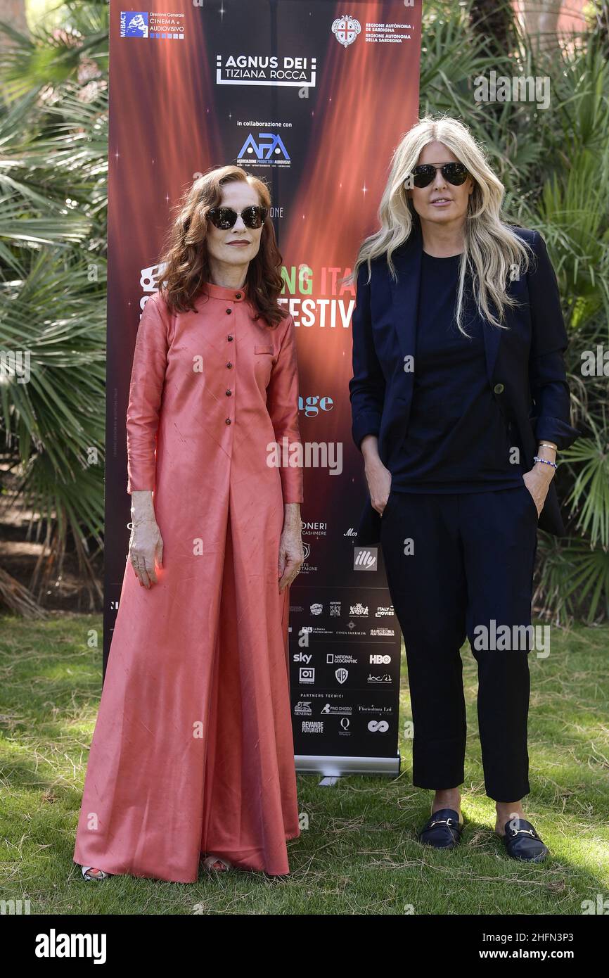 Appel "film Italie Sardegna Festival" - 3a edizione - jour 3.Nella foto:Isabelle Huppert, Tiziana Rocca photo Lapresse - Fabio Ferrari 25 juillet 2020 Cagliari, Italie Entertainment appel photo "Filming Italy Sardegna Festival" - édition 3rd - jour 3.Dans la photo: Isabelle Huppert, Tiziana Rocca Banque D'Images