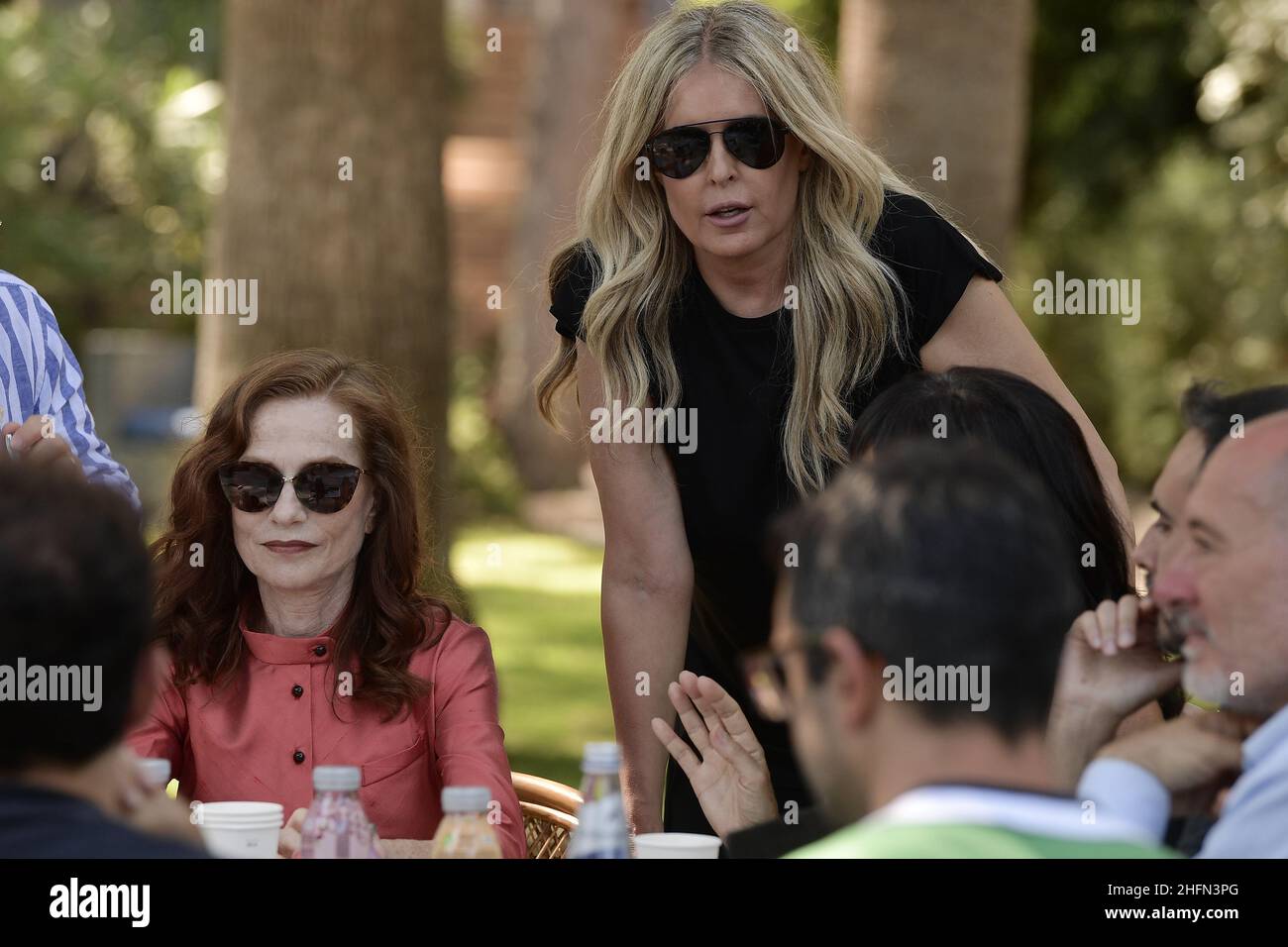 Appel "film Italie Sardegna Festival" - 3a edizione - jour 3.Nella foto:Isabelle Huppert, Tiziana Rocca photo Lapresse - Fabio Ferrari 25 juillet 2020 Cagliari, Italie Entertainment appel photo "Filming Italy Sardegna Festival" - édition 3rd - jour 3.Dans la photo: Isabelle Huppert, Tiziana Rocca Banque D'Images