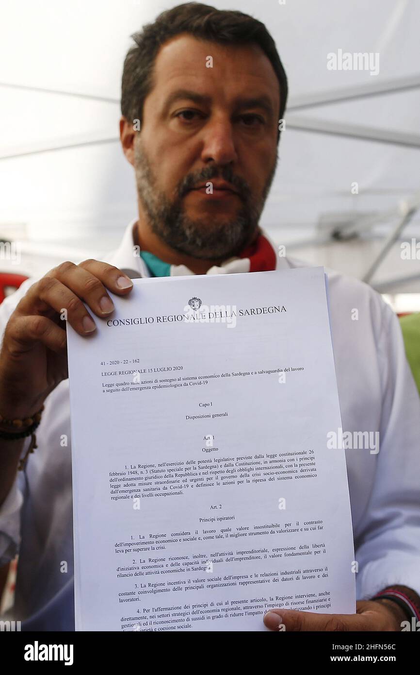 Cecilia Fabiano/Lapresse 28 juillet 2020 Rome (Italie) Actualités: Matteo Salvini à la démonstration du vendeur de rue en police de Montecitorio dans le pic: Matteo Salvini montrant le décret de la Sardaigne&#x2019; Banque D'Images