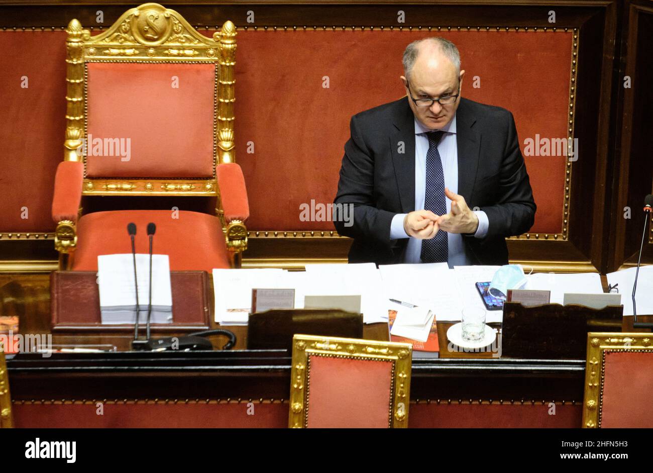 Mauro Scrobogna /Lapresse 29 juillet 2020 et#xA0; Rome, Italie Sénat politique - mesures d'écart budgétaire sur la photo: le ministre de l'économie Roberto Gualtieri Banque D'Images