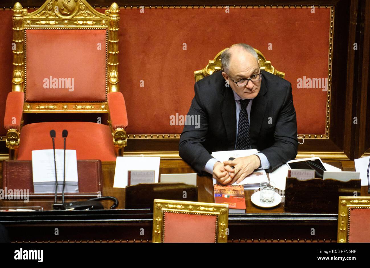 Mauro Scrobogna /Lapresse 29 juillet 2020 et#xA0; Rome, Italie Sénat politique - mesures d'écart budgétaire sur la photo: le ministre de l'économie Roberto Gualtieri Banque D'Images