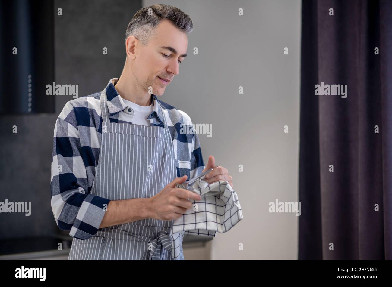 Homme avec plaisir en verre et serviette de table Banque D'Images