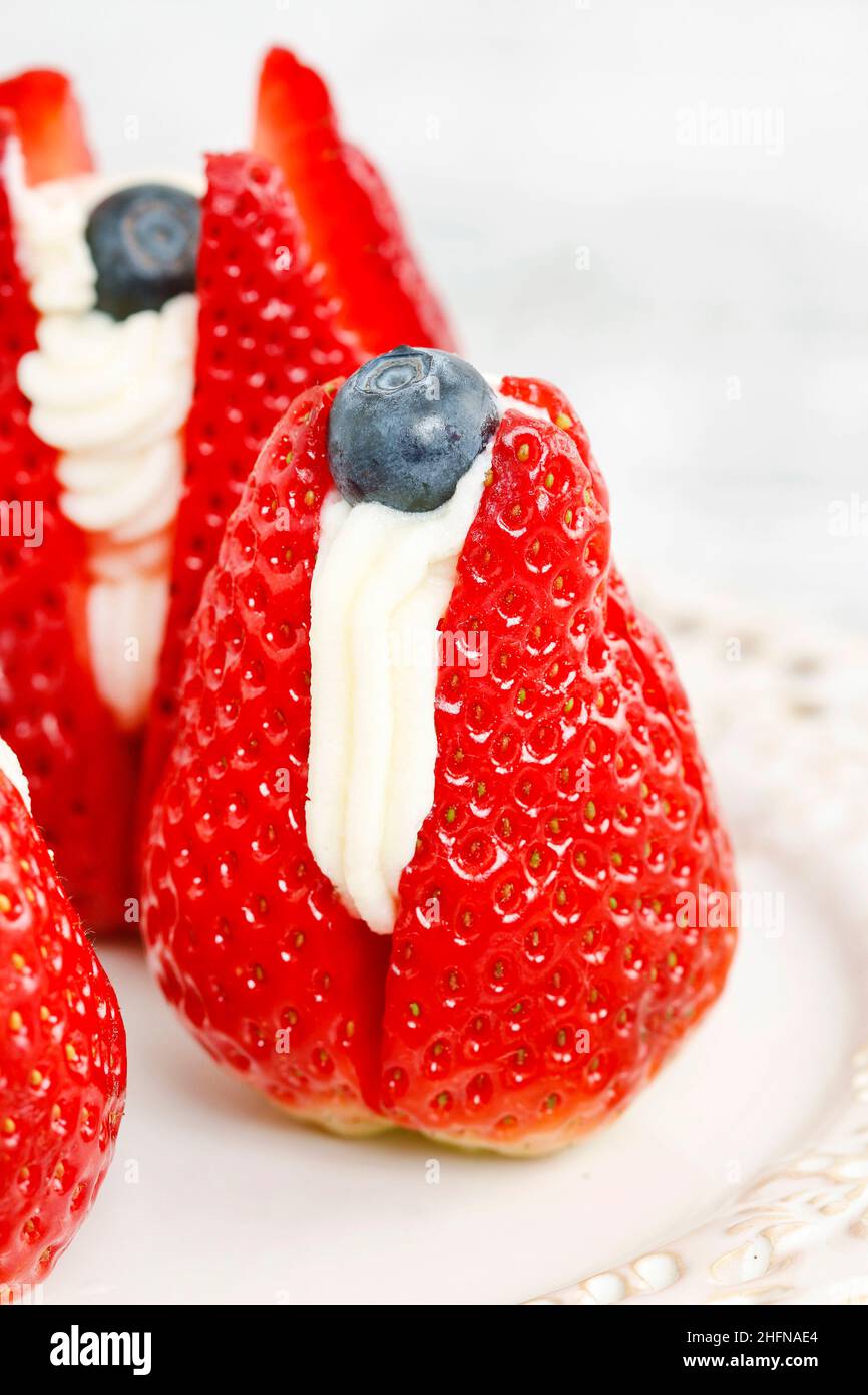 Tulipes de fraise remplies de crème à la vanille.Plats de fête.Étape par étape, tutoriel. Banque D'Images
