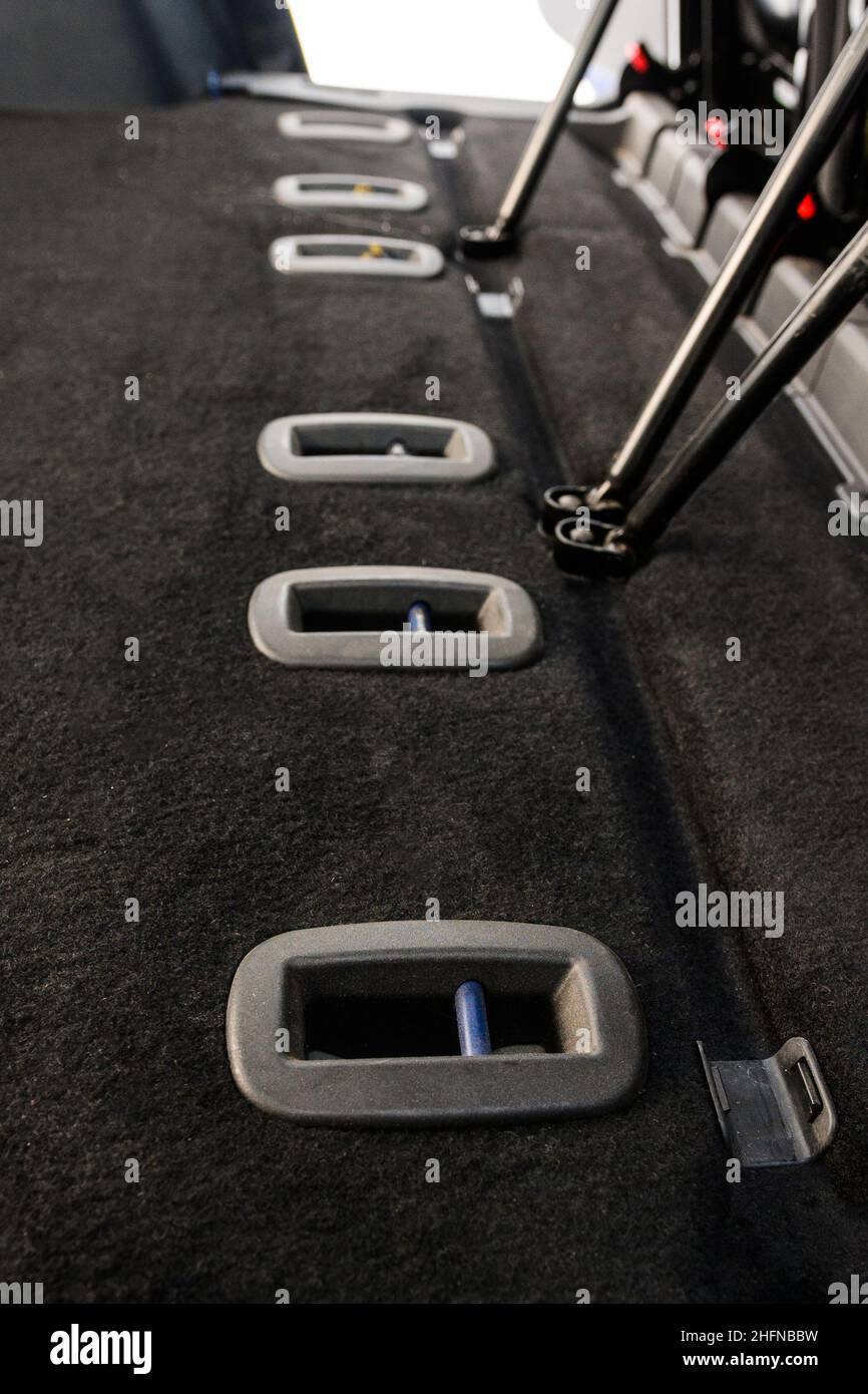 Intérieur de voiture bien entretenu et propre, sièges en tissu gris, sièges rabattus.Fixation des sièges d'auto. Banque D'Images