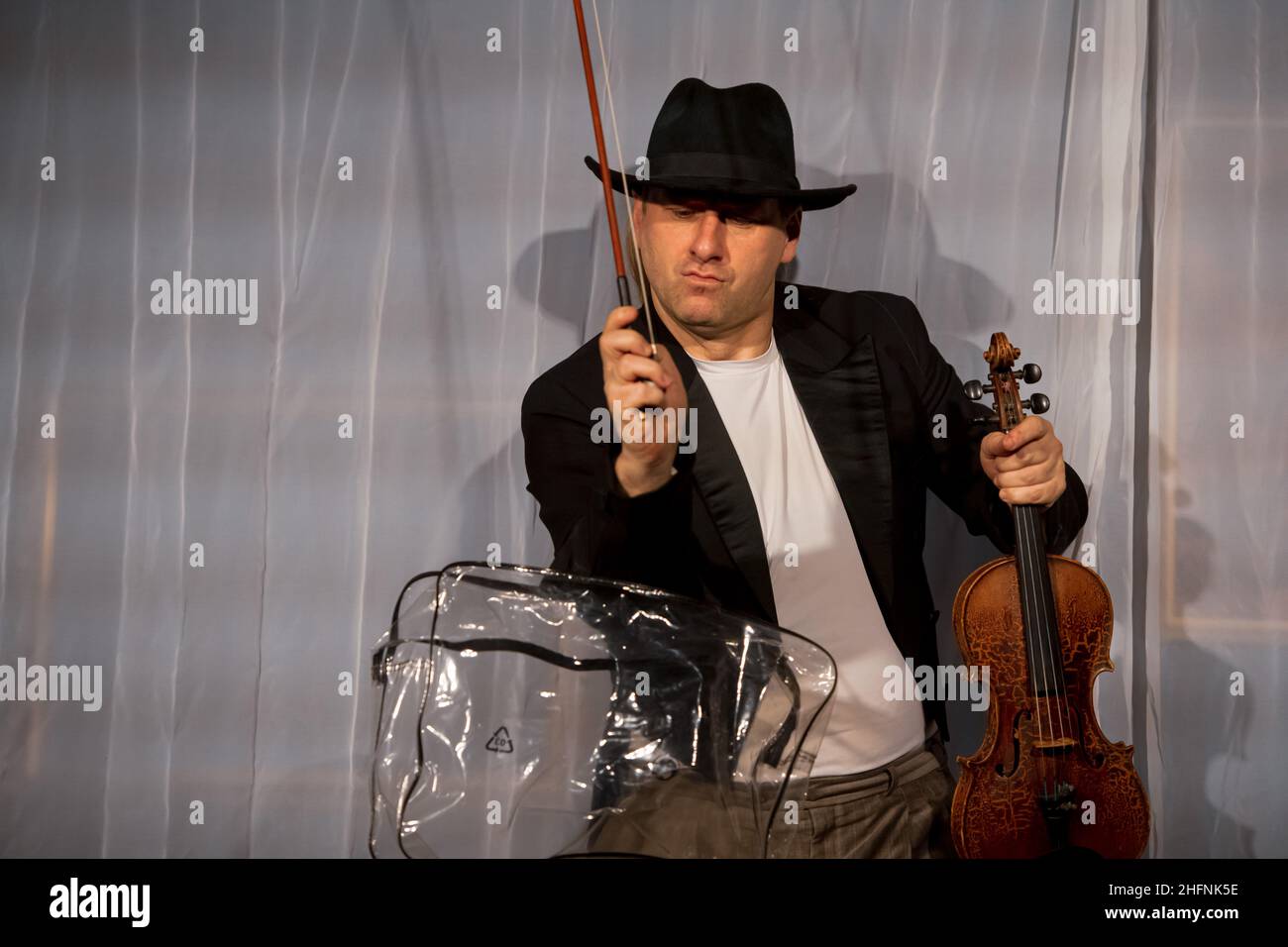 Josephine Hoppe und Dirk Neumann BEI: 'DAS EI IST HART!Ein Loriot-Abend' Regie:Ahmad Mesgarha,Violine: Florian Mayer, à Hoppes Hoftheater.Dresde-nous Banque D'Images