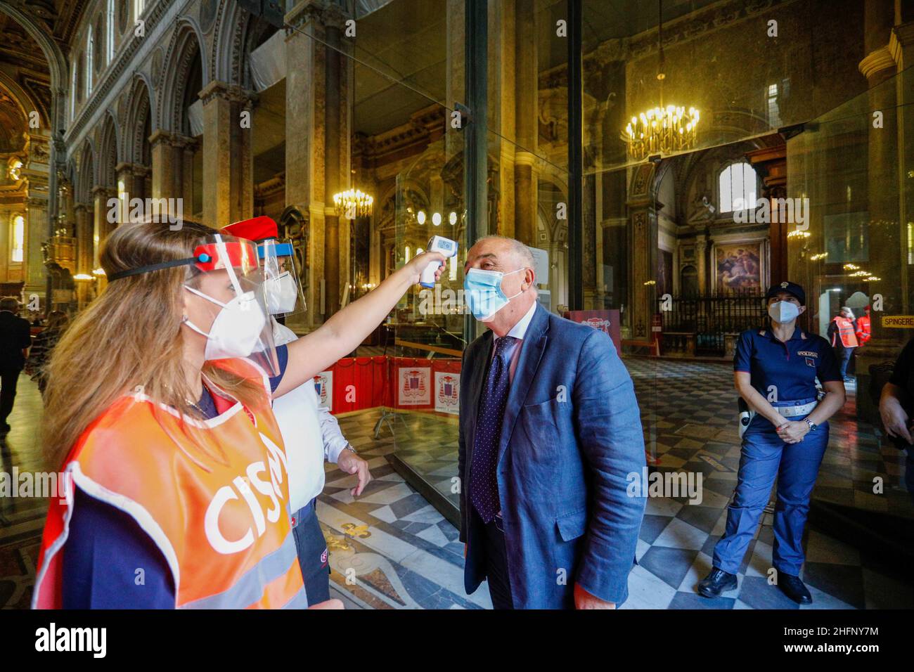 Foto Lapresse - Fabio Sasso19 Settembre 2020 , Napoli (Italia)CronacaCelebrazione al Duomo di Napoli per il miracolo di San Gennaro Nella Foto controlli all'ingresso del Duomo photo Lapresse - Fabio Sasso19 septembre 2020 , NapoinewsCelebration à la Cathédrale de Naples pour le miracle de San Gennaro dans le contrôle pic Banque D'Images