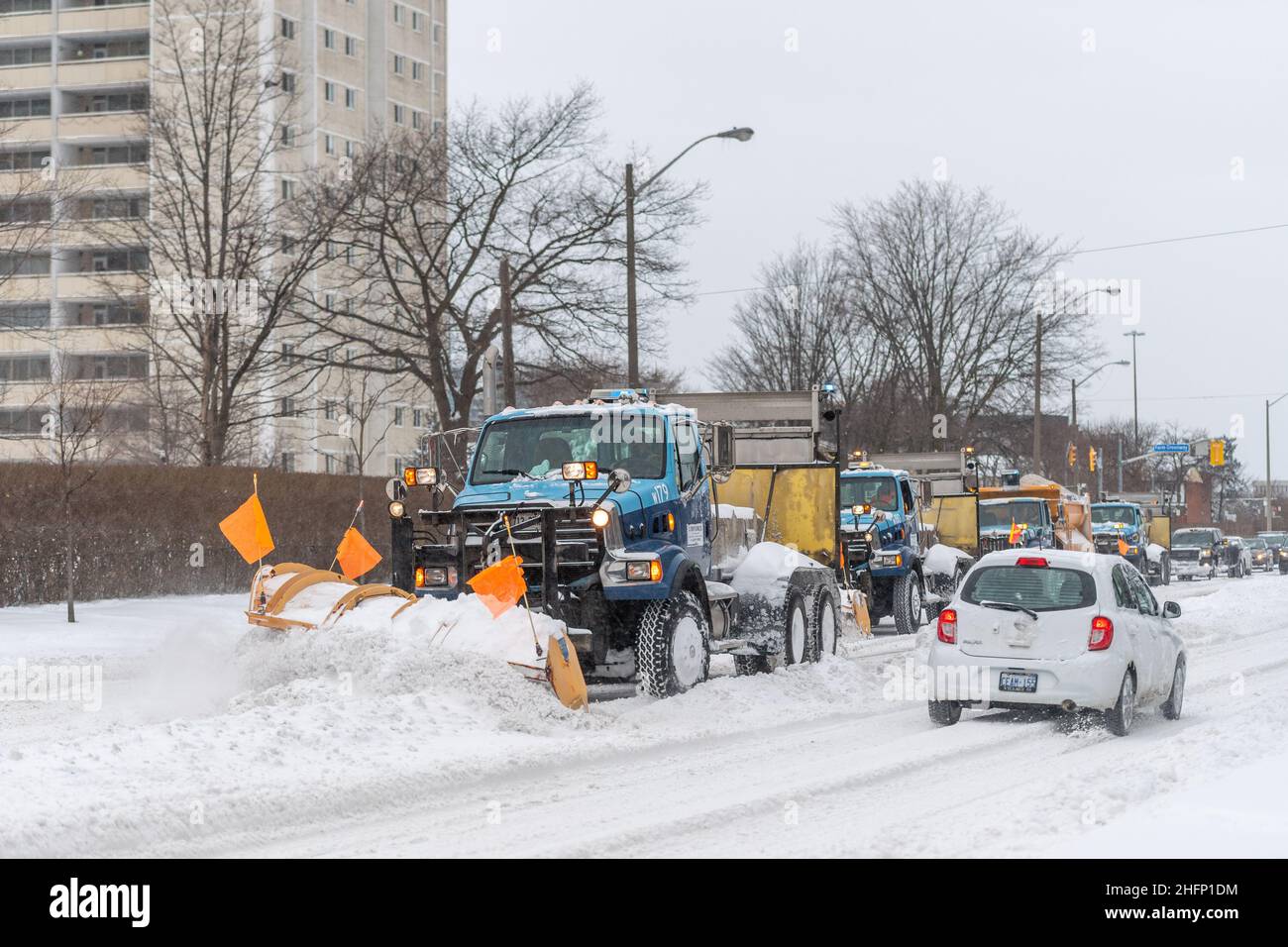 Une équipe de camions déneigement se trouve dans l'avenue Victoria Park lors d'une tempête de neige hivernale à Toronto, au Canada Banque D'Images