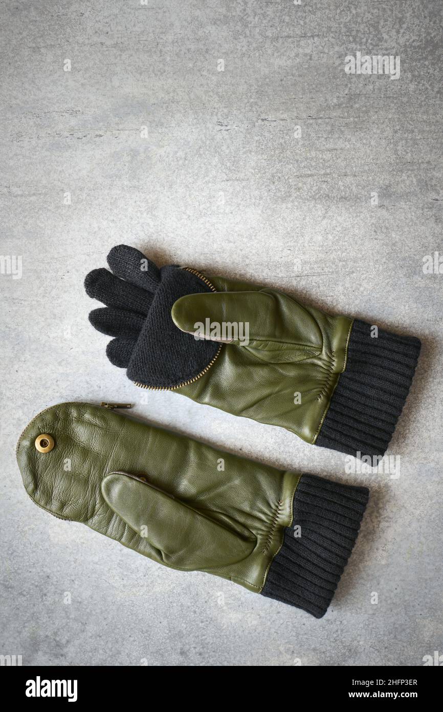 Green leather gloves Banque de photographies et d'images à haute résolution  - Alamy