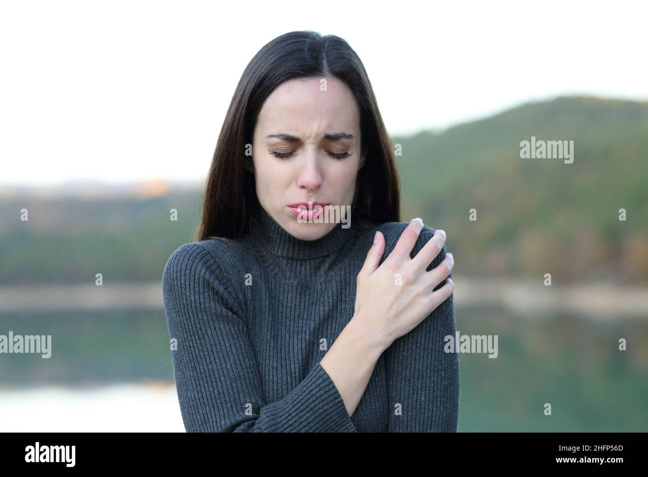 Vue de face portrait d'une femme qui se fait froid en hiver dans un lac Banque D'Images