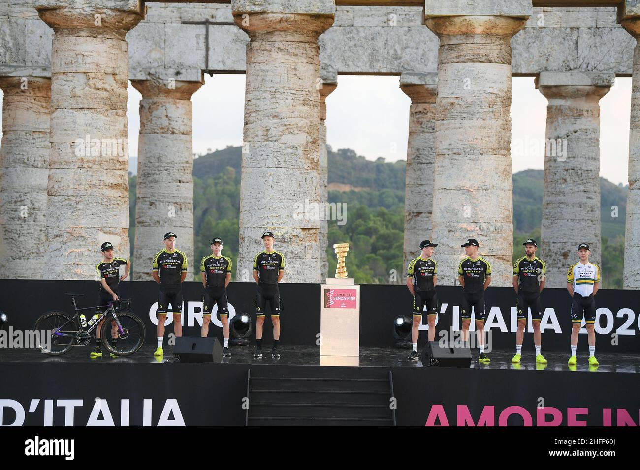 Fabio Ferrari/Lapresse 01 octobre 2020 Segesta, Palerme (Italie) Sport Cycling Giro d'Italia 2020 - 103th Edition - Présentation de l'équipe dans le pic: Pendant la présentation - MITCHELTON - SCOTT Banque D'Images