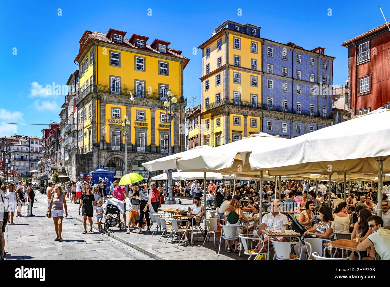 Portugal.Porto.Cafés de la place Ribeira Banque D'Images