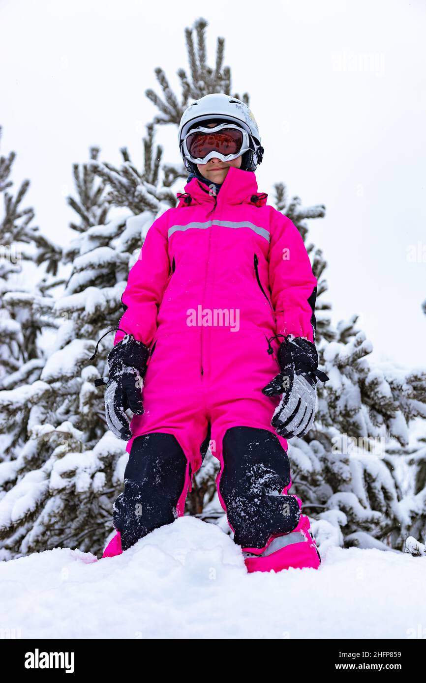 Jeune fille dans des vêtements de sport brillants sur les vacances d'hiver.Mode de vie actif.Sports d'hiver en plein air. Banque D'Images
