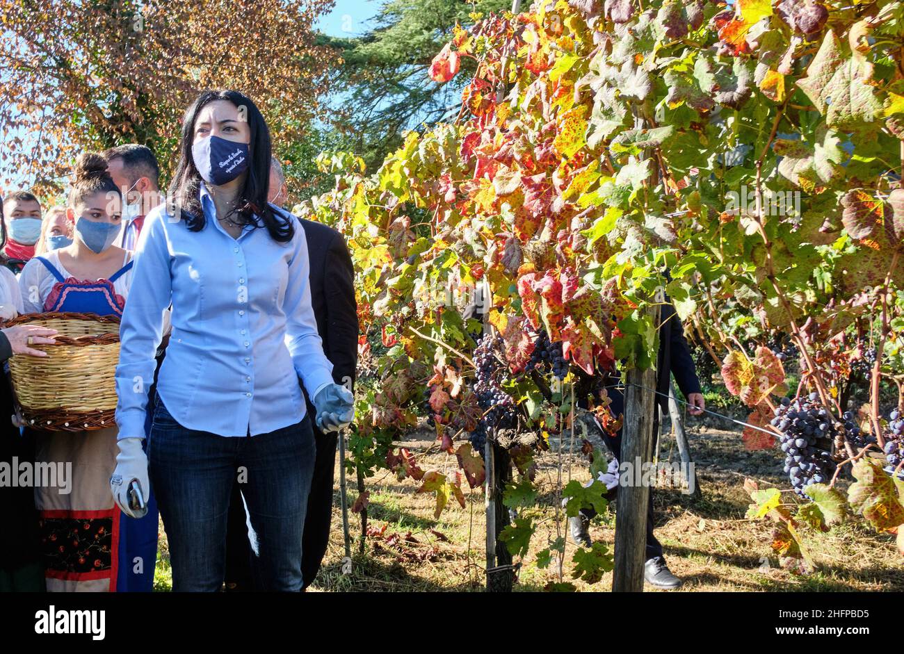 Mauro Scrobogna /Lapresse 08 octobre 2020 et#xA0; Frosinone, Italie Politics School - le ministre Azzolina visite l'Institut Angeloni à Frosinone sur la photo: La ministre de l'éducation Lucie Azzolina visite l'Institut agricole "Luigi Angeloni" à Frosinone rencontre les élèves, engagés dans la récolte de raisins dans la ferme de l'école. Banque D'Images