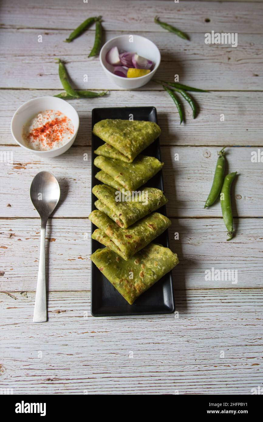 Petits pois verts farcis pain indien plat ou matar ka Paratha servi Banque D'Images
