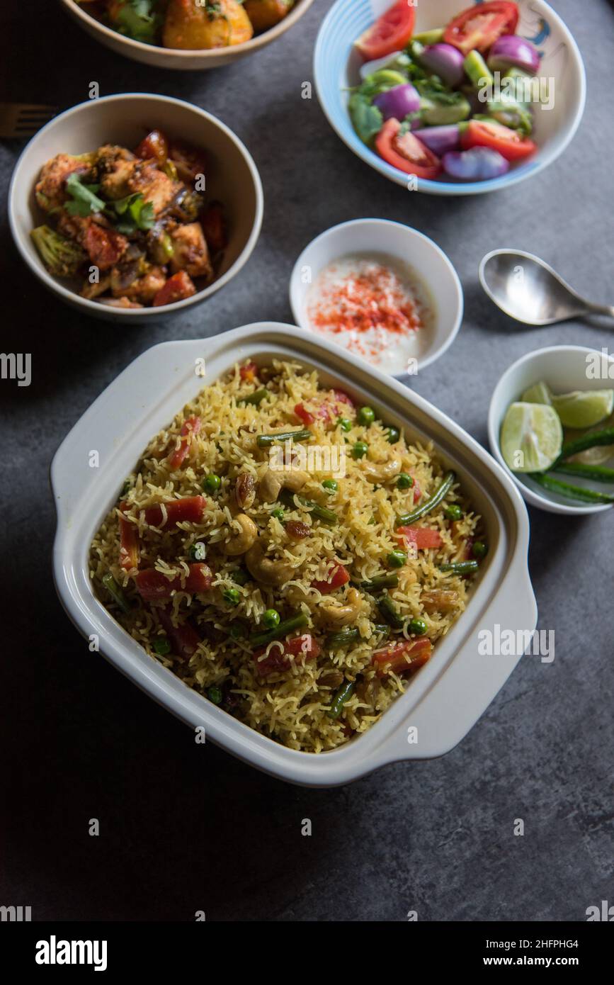 Repas indien maison pulao ou riz frit aux légumes ou biryani servi dans un bol.Vue de dessus. Banque D'Images