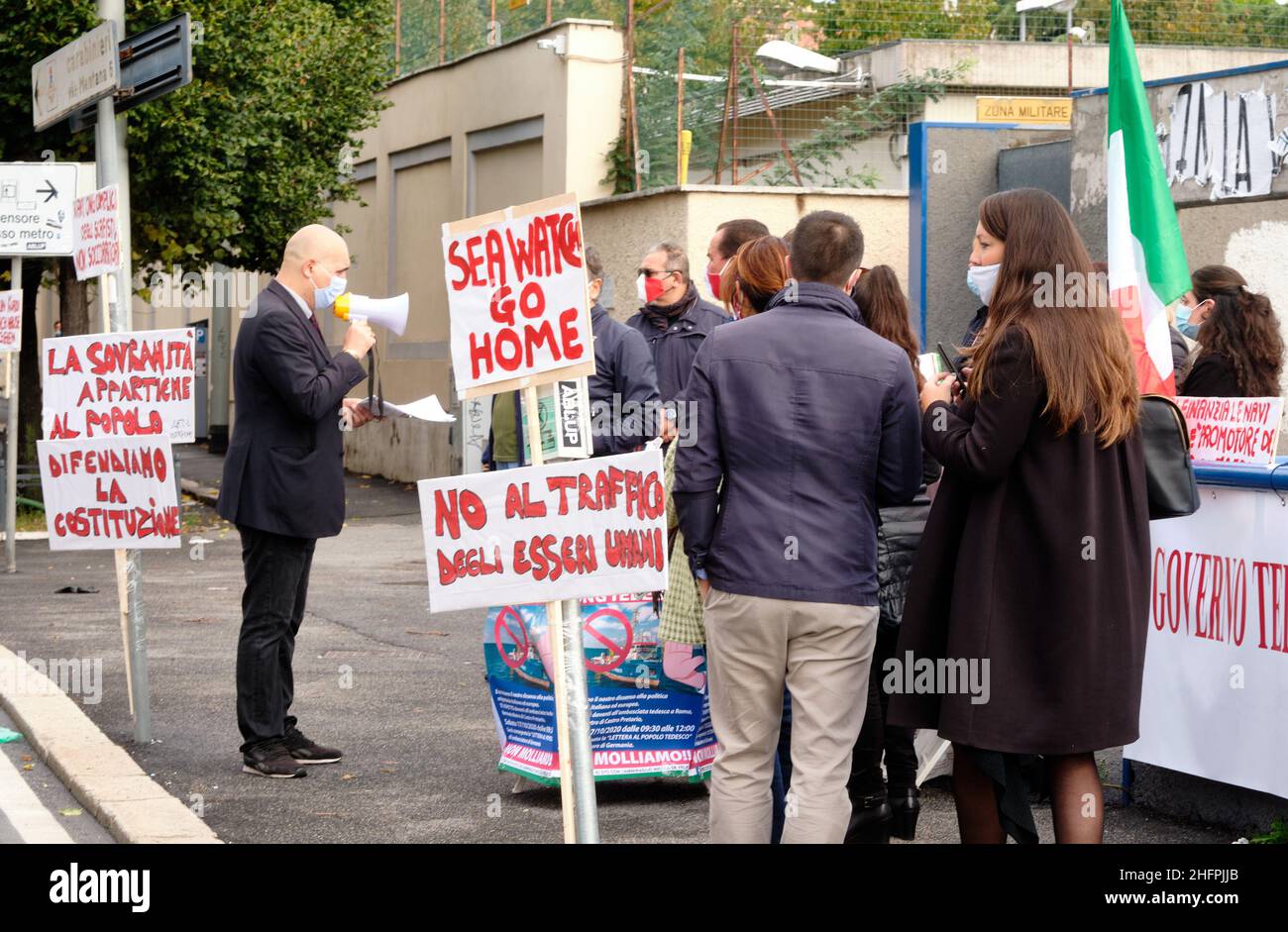 Mauro Scrobogna /Lapresse 17 octobre 2020 et#xA0; Rome, Italie Actualités Immigration - Initiative contre les navires de secours des ONG allemandes sur la photo: L'initiative de l'amiral Nicola de Felice, commandant de Marisicilia (Commandement maritime de la Sicile) jusqu'en décembre 2018, qui s'oppose au débarquement en Italie d'immigrants coscoorsi provenant de navires battant pavillon étranger Banque D'Images