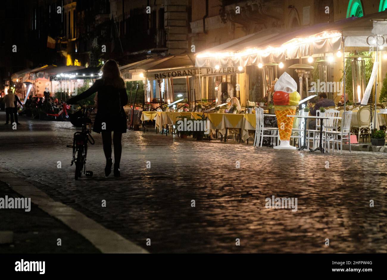 Mauro Scrobogna /Lapresse 23 octobre 2020 et#xA0; Rome, Italie Actualités la veille du verrouillage de nuit dans la photo : rues semi-désertes et lieux de rencontre dans une Rome se préparant au verrouillage de nuit Banque D'Images