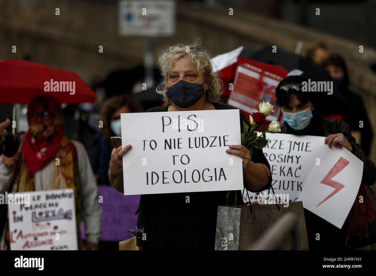 Cecilia Fabiano/Lapresse 28 octobre 2020 Roma (Italie) Actualités : démonstration de femmes devant l'ambassade de Pologne pour protester contre la loi qui rend l'avortement illégal dans le pic : les femmes polonaises soutenues par des organisations italiennes portent des parapluies et des roses comme signe de deuil Banque D'Images