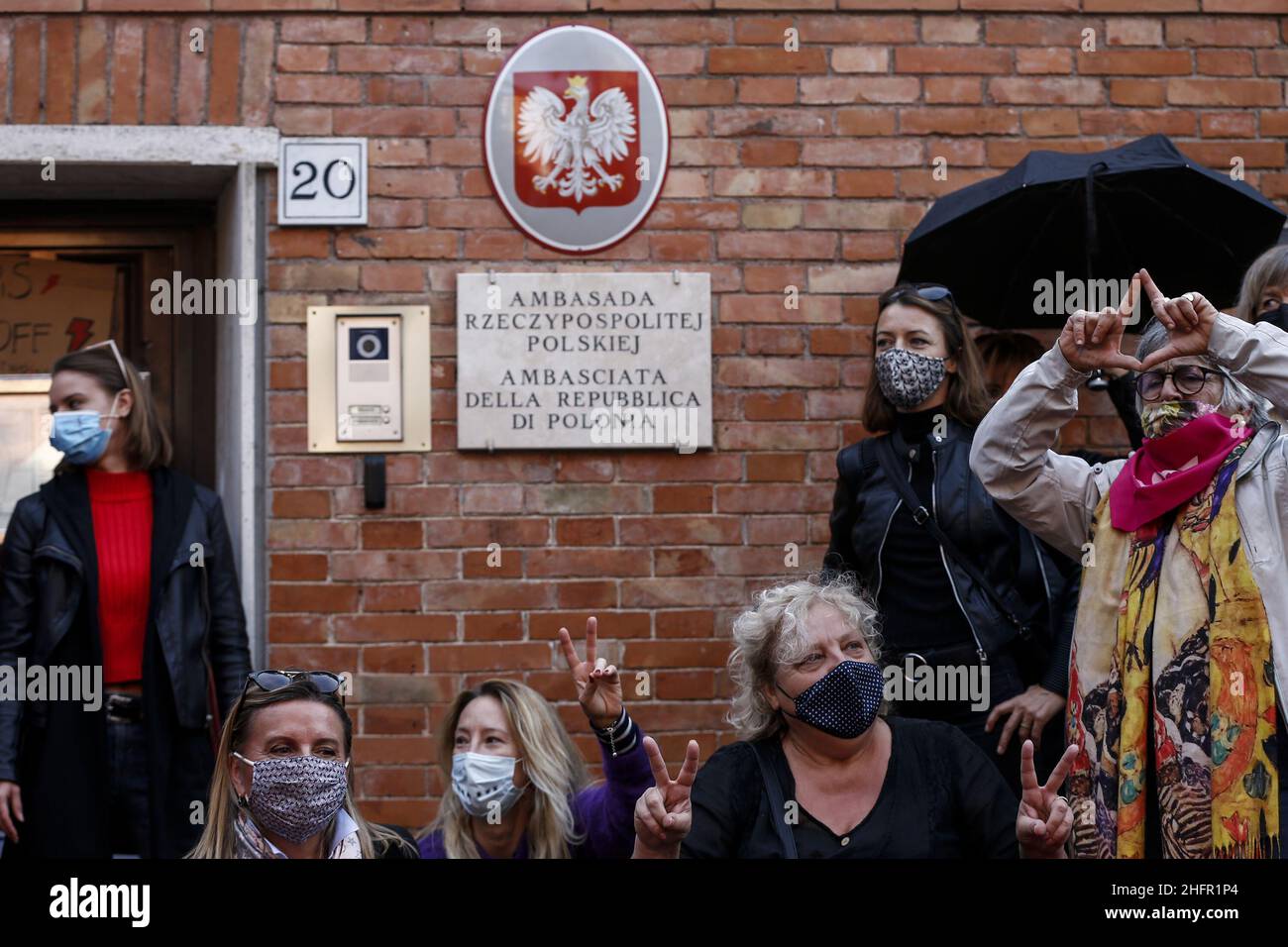 Cecilia Fabiano/Lapresse 28 octobre 2020 Roma (Italie) Actualités : démonstration de femmes devant l'ambassade de Pologne pour protester contre la loi qui rend l'avortement illégal dans le pic : les femmes polonaises soutenues par des organisations italiennes portent des parapluies et des roses comme signe de deuil Banque D'Images