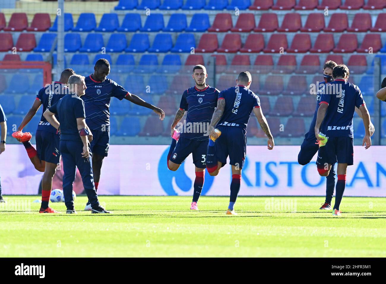 Foto Francesco Mazzitello/LaPresse31 10 2020 Crotone, Italia sport calcio Crotone vs Atalanta - Campionato di calcio Serie A TIM 2020/2021 - Stadio Ezio ScidaNella foto:crotone si vede morrone in riscaldamentoPhoto francesco mazzitello/Lapresse Ottobre 31, 2020 Crotone, Italie sport football Crotone vs Atalanta - Championnat italien de football Ligue A TIM 2020/2021 - Ezio Scida StadiumIn The pic: crotone in allenamento Banque D'Images