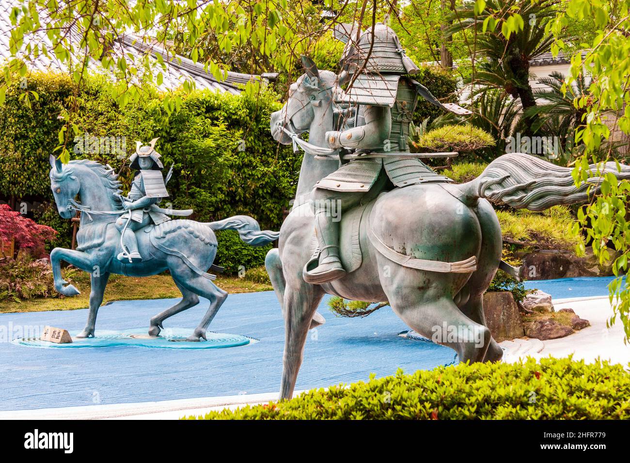 Deux statues dans un jardin du temple de Suma Dera marquant le site du duel entre Taira no Atsumori et Kumagai Naozane pendant la guerre de Genpei au Japon. Banque D'Images