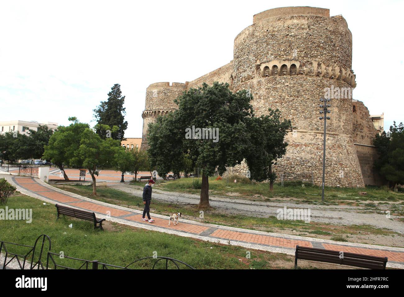 Photo Domenico Notaro/LaPresse06-11-2020 Reggio Calabria Italycronacazona Calabria rossa, primo giorno di locked dopo nuovo DPCM a Reggio CalabriaNella Foto castello aragonesePhoto Domenico Notaro/LaPresse06-11-20208 Riace, Reggio Calabria ItaliaNews Calabrition applique une restriction de zone rouge, premier jour de verrouillage dans la ville de Calabrica Banque D'Images