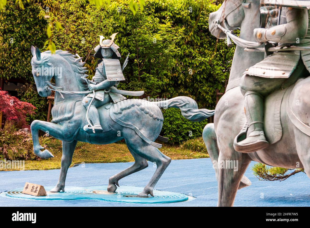 Statue au temple de Suma Dera de Taira no Atsumori étant surpris par Kumagai Naozane au début de leur droite dans la guerre de Genpai au Japon. Banque D'Images