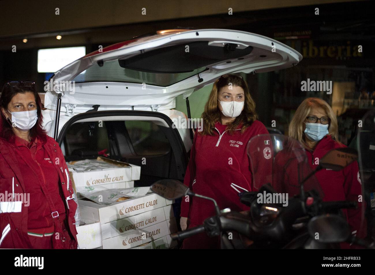 Valeria Ferraro /Lapresse news 14 novembre 2020 Naples ItalyVolontaires vus avec de la nourriture pour les sans-abri.Une équipe de la Croix-Rouge italienne de Naples aide les sans-abri la nuit à leur fournir de la nourriture et des robes.À la suite de l'épidémie de coronavirus et du couvre-feu récent la nuit, l'état de ceux qui vivent dans les rues s'est aggravé; par conséquent, l'assistance de la Croix-Rouge italienne dans toute la ville fournit une aide inestimable. Banque D'Images