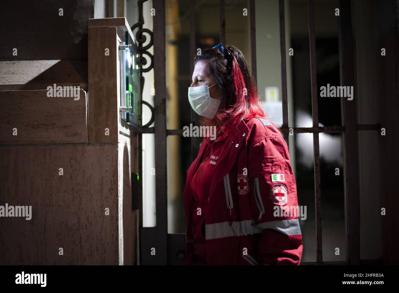 Valeria Ferraro /Lapresse news 14 novembre 2020 Naples l'équipe italienne de la Croix-Rouge italienne de Naples aide les sans-abri à leur fournir de la nourriture et des robes la nuit.À la suite de l'épidémie de coronavirus et du couvre-feu récent la nuit, l'état de ceux qui vivent dans les rues s'est aggravé; par conséquent, l'assistance de la Croix-Rouge italienne dans toute la ville fournit une aide inestimable. Banque D'Images