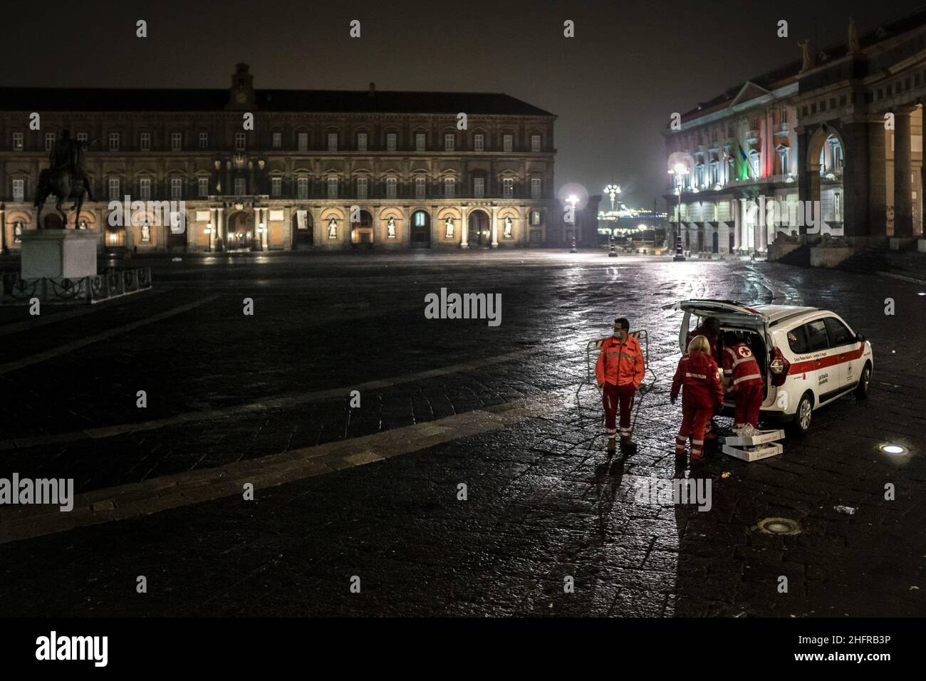 Valeria Ferraro /Lapresse news 14 novembre 2020 Naples ItalyVolontaires vus sur la Piazza Plebiscito.Une équipe de la Croix-Rouge italienne de Naples aide les sans-abri la nuit à leur fournir de la nourriture et des robes.À la suite de l'épidémie de coronavirus et du couvre-feu récent la nuit, l'état de ceux qui vivent dans les rues s'est aggravé; par conséquent, l'assistance de la Croix-Rouge italienne dans toute la ville fournit une aide inestimable. Banque D'Images