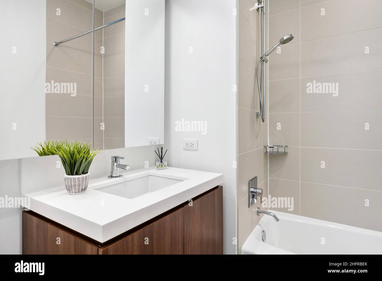 Salle de bains de luxe avec meuble-lavabo en bois.Suite élégante.Design moderne et contemporain. Banque D'Images