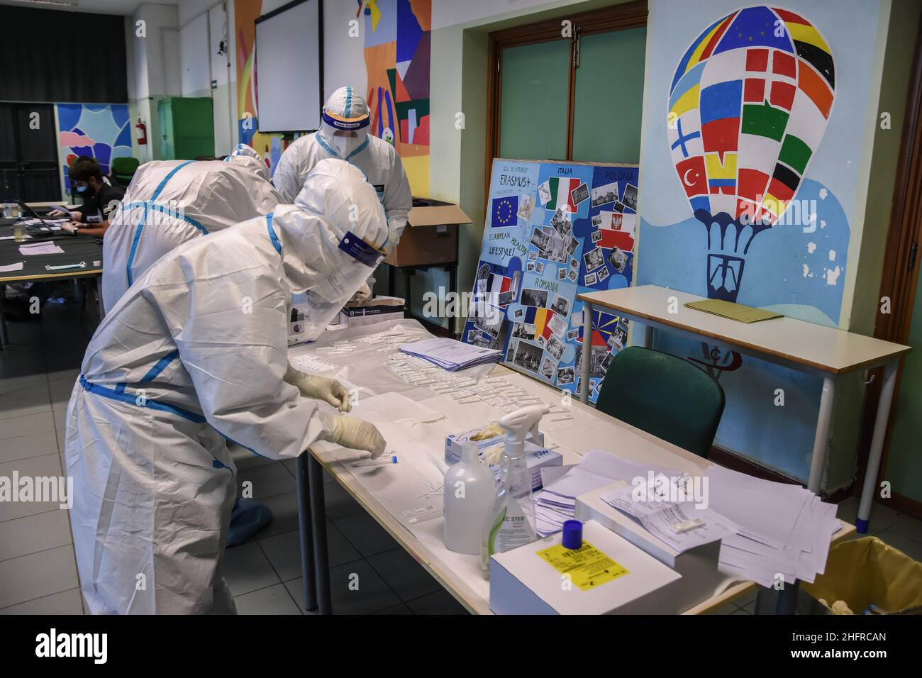 Foto Francesco Militello Mirto/LaPresse19-11-2020 Palerme, ItaliaCronacal'ASP di Palermo effettua i tamponi nelle scuole elementari e mediate di Palermo, dopo l'impennata del contagio da Covid-19 nel capoluogo siciliano.Nella foto: la campagna di controlo e prevenzione del contagio nelle scuole elementari e mediaphoto Francesco Militello Mirto/LaPresseNovember 19, 2020 Palerme, ItalyNewsCoronavirus, dépistage de masse dans les écoles de Palerme Banque D'Images
