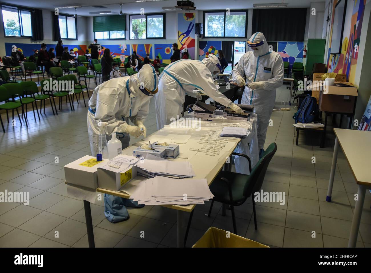 Foto Francesco Militello Mirto/LaPresse19-11-2020 Palerme, ItaliaCronacal'ASP di Palermo effettua i tamponi nelle scuole elementari e mediate di Palermo, dopo l'impennata del contagio da Covid-19 nel capoluogo siciliano.Nella foto: la campagna di controlo e prevenzione del contagio nelle scuole elementari e mediaphoto Francesco Militello Mirto/LaPresseNovember 19, 2020 Palerme, ItalyNewsCoronavirus, dépistage de masse dans les écoles de Palerme Banque D'Images