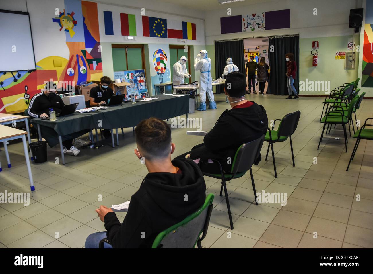 Foto Francesco Militello Mirto/LaPresse19-11-2020 Palerme, ItaliaCronacal'ASP di Palermo effettua i tamponi nelle scuole elementari e mediate di Palermo, dopo l'impennata del contagio da Covid-19 nel capoluogo siciliano.Nella foto: la campagna di controlo e prevenzione del contagio nelle scuole elementari e mediaphoto Francesco Militello Mirto/LaPresseNovember 19, 2020 Palerme, ItalyNewsCoronavirus, dépistage de masse dans les écoles de Palerme Banque D'Images