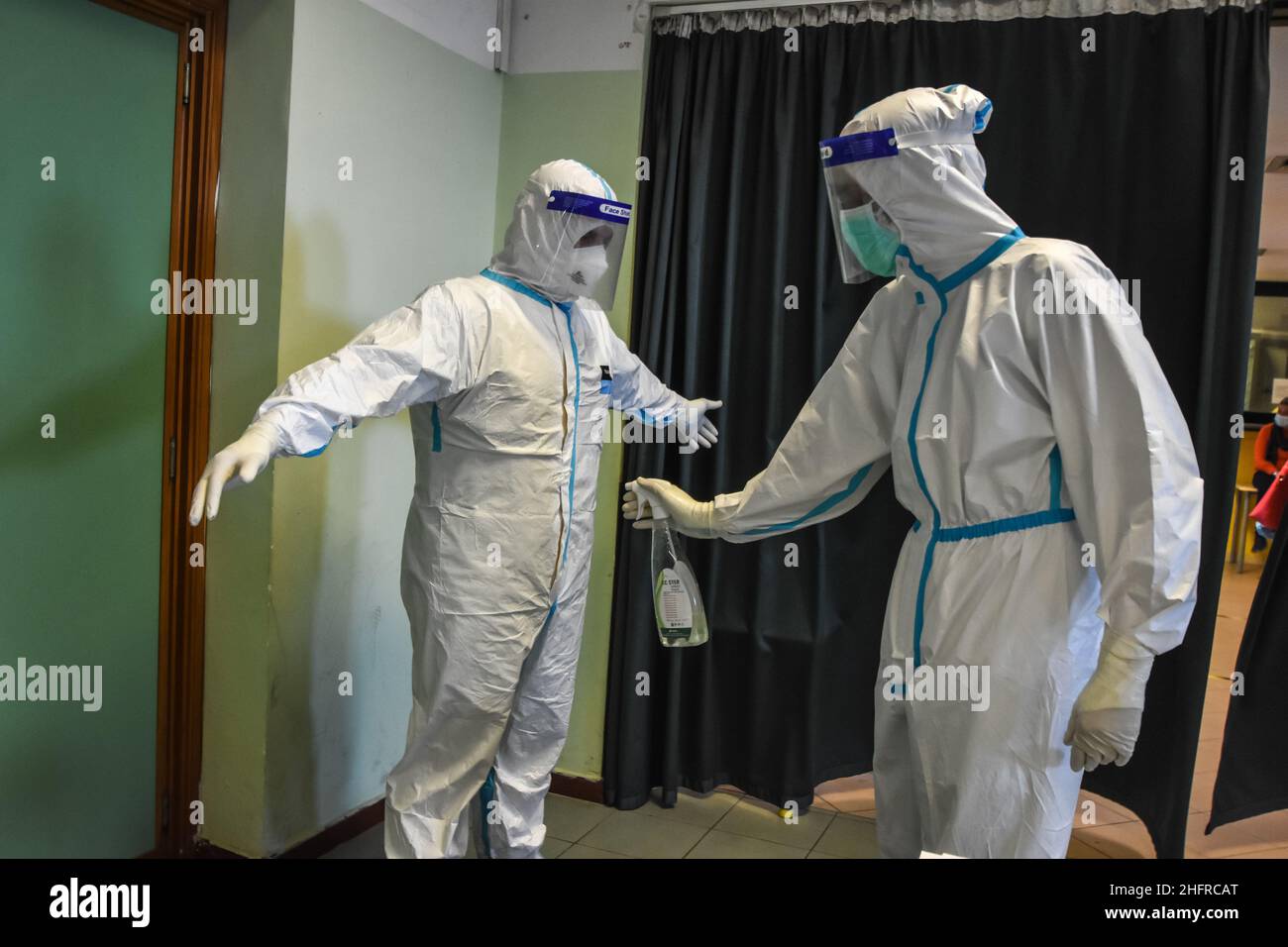 Foto Francesco Militello Mirto/LaPresse19-11-2020 Palerme, ItaliaCronacal'ASP di Palermo effettua i tamponi nelle scuole elementari e mediate di Palermo, dopo l'impennata del contagio da Covid-19 nel capoluogo siciliano.Nella foto: la campagna di controlo e prevenzione del contagio nelle scuole elementari e mediaphoto Francesco Militello Mirto/LaPresseNovember 19, 2020 Palerme, ItalyNewsCoronavirus, dépistage de masse dans les écoles de Palerme Banque D'Images