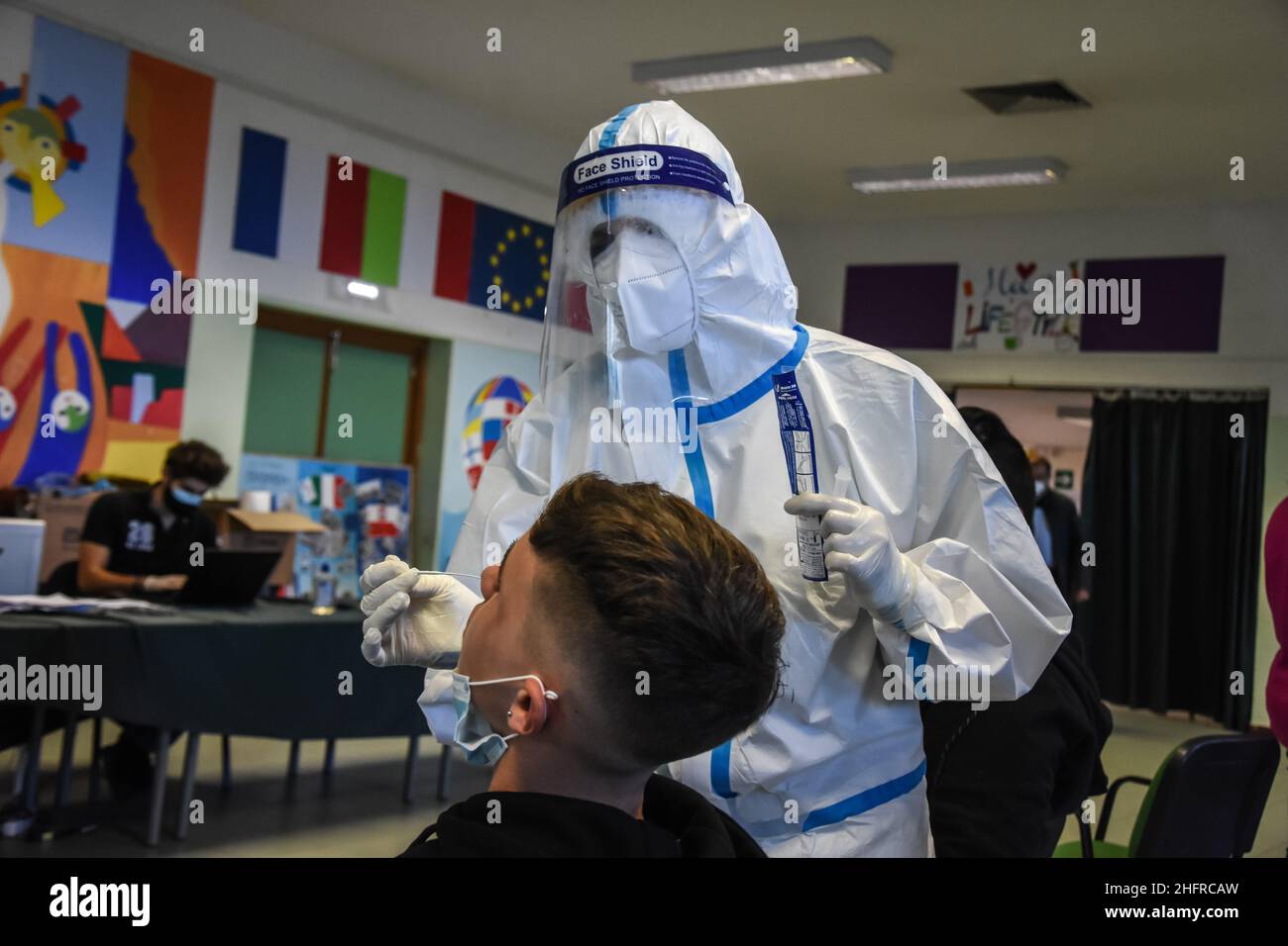 Foto Francesco Militello Mirto/LaPresse19-11-2020 Palerme, ItaliaCronacal'ASP di Palermo effettua i tamponi nelle scuole elementari e mediate di Palermo, dopo l'impennata del contagio da Covid-19 nel capoluogo siciliano.Nella foto: la campagna di controlo e prevenzione del contagio nelle scuole elementari e mediaphoto Francesco Militello Mirto/LaPresseNovember 19, 2020 Palerme, ItalyNewsCoronavirus, dépistage de masse dans les écoles de Palerme Banque D'Images