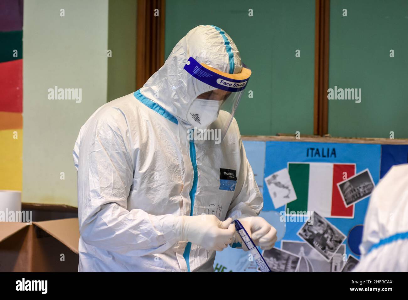 Foto Francesco Militello Mirto/LaPresse19-11-2020 Palerme, ItaliaCronacal'ASP di Palermo effettua i tamponi nelle scuole elementari e mediate di Palermo, dopo l'impennata del contagio da Covid-19 nel capoluogo siciliano.Nella foto: la campagna di controlo e prevenzione del contagio nelle scuole elementari e mediaphoto Francesco Militello Mirto/LaPresseNovember 19, 2020 Palerme, ItalyNewsCoronavirus, dépistage de masse dans les écoles de Palerme Banque D'Images