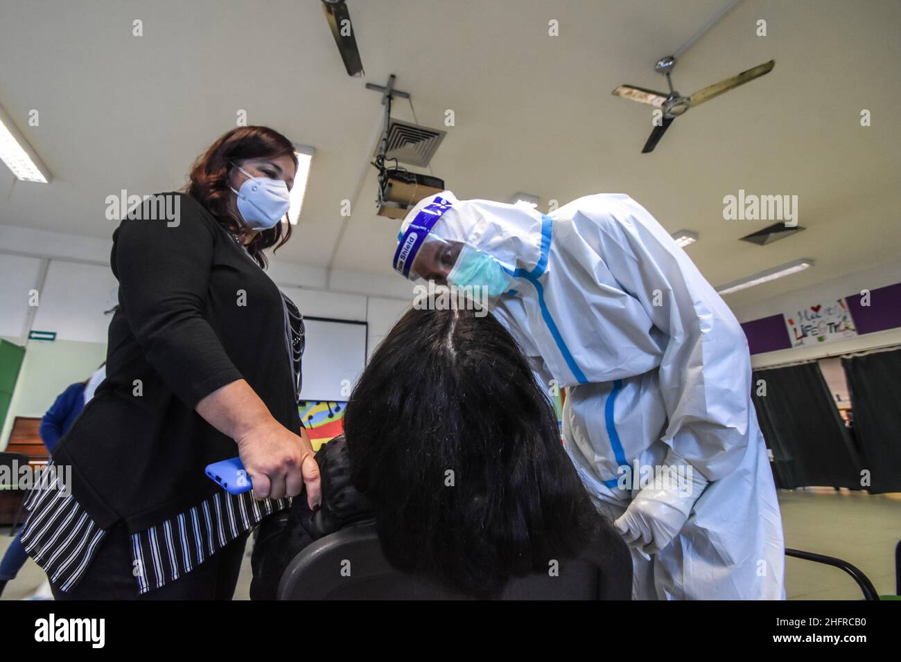Foto Francesco Militello Mirto/LaPresse19-11-2020 Palerme, ItaliaCronacal'ASP di Palermo effettua i tamponi nelle scuole elementari e mediate di Palermo, dopo l'impennata del contagio da Covid-19 nel capoluogo siciliano.Nella foto: la campagna di controlo e prevenzione del contagio nelle scuole elementari e mediaphoto Francesco Militello Mirto/LaPresseNovember 19, 2020 Palerme, ItalyNewsCoronavirus, dépistage de masse dans les écoles de Palerme Banque D'Images
