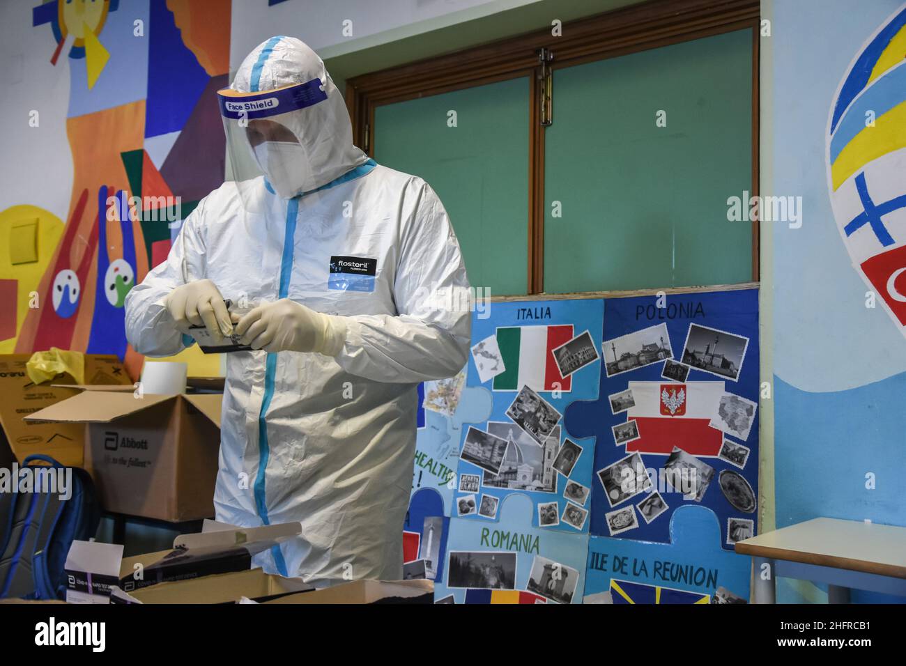 Foto Francesco Militello Mirto/LaPresse19-11-2020 Palerme, ItaliaCronacal'ASP di Palermo effettua i tamponi nelle scuole elementari e mediate di Palermo, dopo l'impennata del contagio da Covid-19 nel capoluogo siciliano.Nella foto: la campagna di controlo e prevenzione del contagio nelle scuole elementari e mediaphoto Francesco Militello Mirto/LaPresseNovember 19, 2020 Palerme, ItalyNewsCoronavirus, dépistage de masse dans les écoles de Palerme Banque D'Images